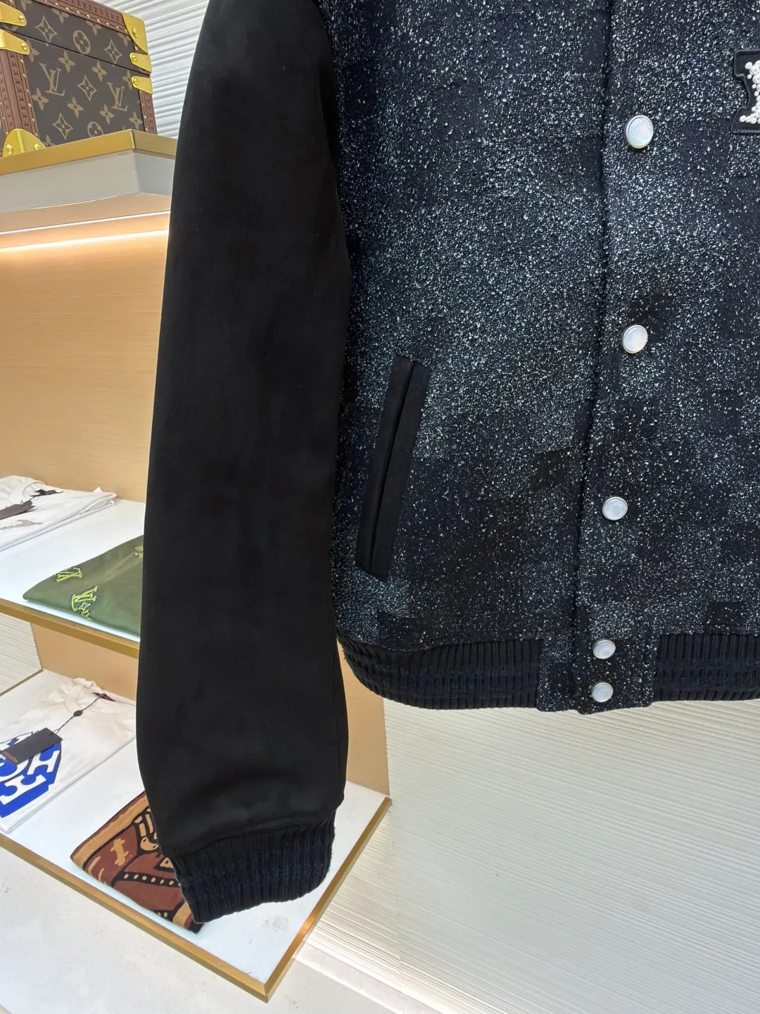 LOUIS VUITTON Genuine leather beaded flocking checkerboard baseball jacket ●Original version: 51000 purchase and development ●Item number: 1681012-i25 ●Fabric: denim flocked bouclé material ●Technology: embroidery ●Version: fitted version ●Weight: about 1795 grams ●Size: 46-48-50-52 ●Description: Made of denim bouclé, the body is embellished with a jacquard logo, while nubuck sheepskin is used on the sleeves and pockets, adding a soft touch. The body is also cleverly integrated with the Damoflage pattern, and the logo patch decorated with rhinestones and resin beads complements the bright pearlescent buttons, showing a dazzling style. The refined craftsmanship and elegant tailoring of this style are evident in the styled collar, striped ribbed hem and cuffs, and fully lined and pearlized snap placket at the front. The overall wiring is straight and delicate, the fabric is comfortable and soft, and the color is consistent without color difference. It can be matched with the same style to create a fashionable look and control various occasions. Customized accessories, complete with three standards, same style for men and women!